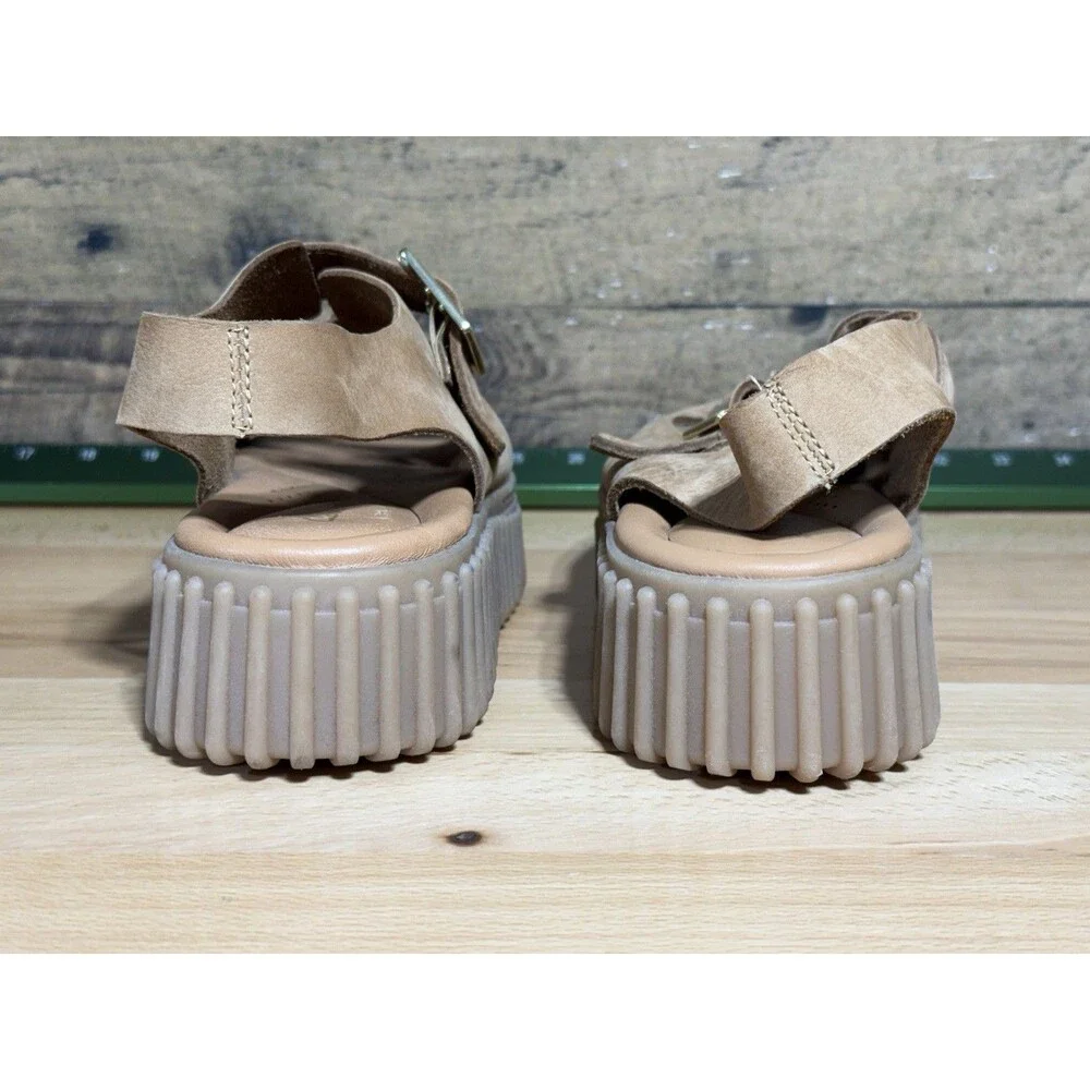 Clarks Sandals Women’s US 8 Tan / Brown TORHILL SEAM Chunky Leather Summer Shoes